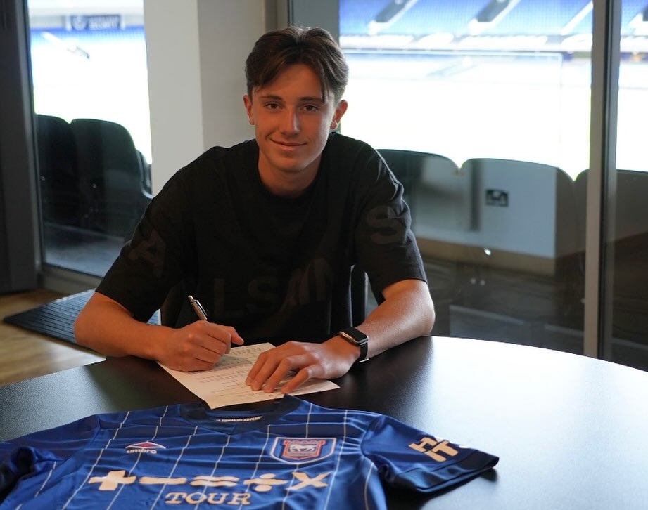 NMAcademy1's tweet image. 🗣️“Travelling the distance every day was absolutely worth it” 🗣️
Read more about Charlie’s journey from Needham Market Academy to Ipswich Town FC.
shorturl.at/5g58R