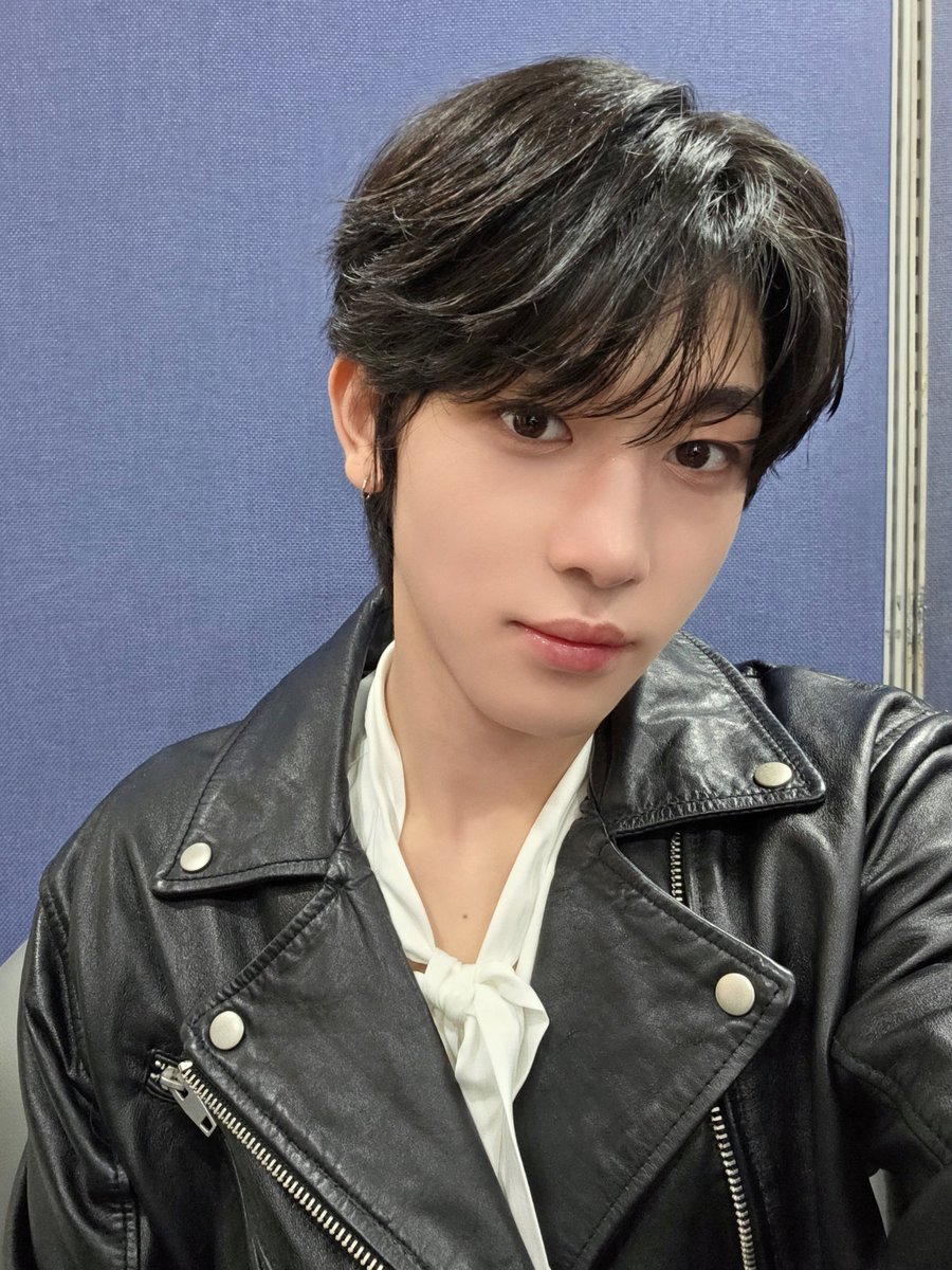 IDID_starship's tweet photo. [🌠] #박준환_DID
안녕하세요 IDID 박준환입니다!🐻
오늘 음악방송 2일 차로 
뮤직뱅크에 서게 돼서 영광이었습니다!
처음으로 출근길과 항상 티비로만 보던 음악방송에 2번째로 나오니 아직도 실감이 안 나는 것 같아요..
오늘도 팬분들과 뵐 수 있어서 너무나도 좋았고😍
역시 오늘도 많이 떨리고 많이 부족했지만 앞으로 더 열심히해서 좋은 가수가 되도록 하겠습니다!!

#IDID #아이딧 #PARKJUNHWAN #박준환