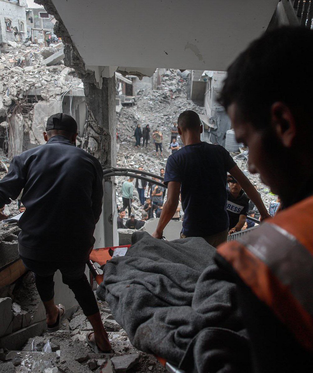 #متابعة_شهاب| مدير المستشفى الإندونيسي شمالي قطاع غزة الطبيب مروان السلطان:

- الوضع داخل المشفى كارثي، بعد ليلة دامية من المجازر بحق المدنيين، وتعرض محيط المشفى للقصف، ما أدى لانهيار الأسقف الزائلة وحدوث تشققات في جدرانه.

- كنا نتحدث سابقًا عن 20% نسبة الإصابات الخطيرة بين