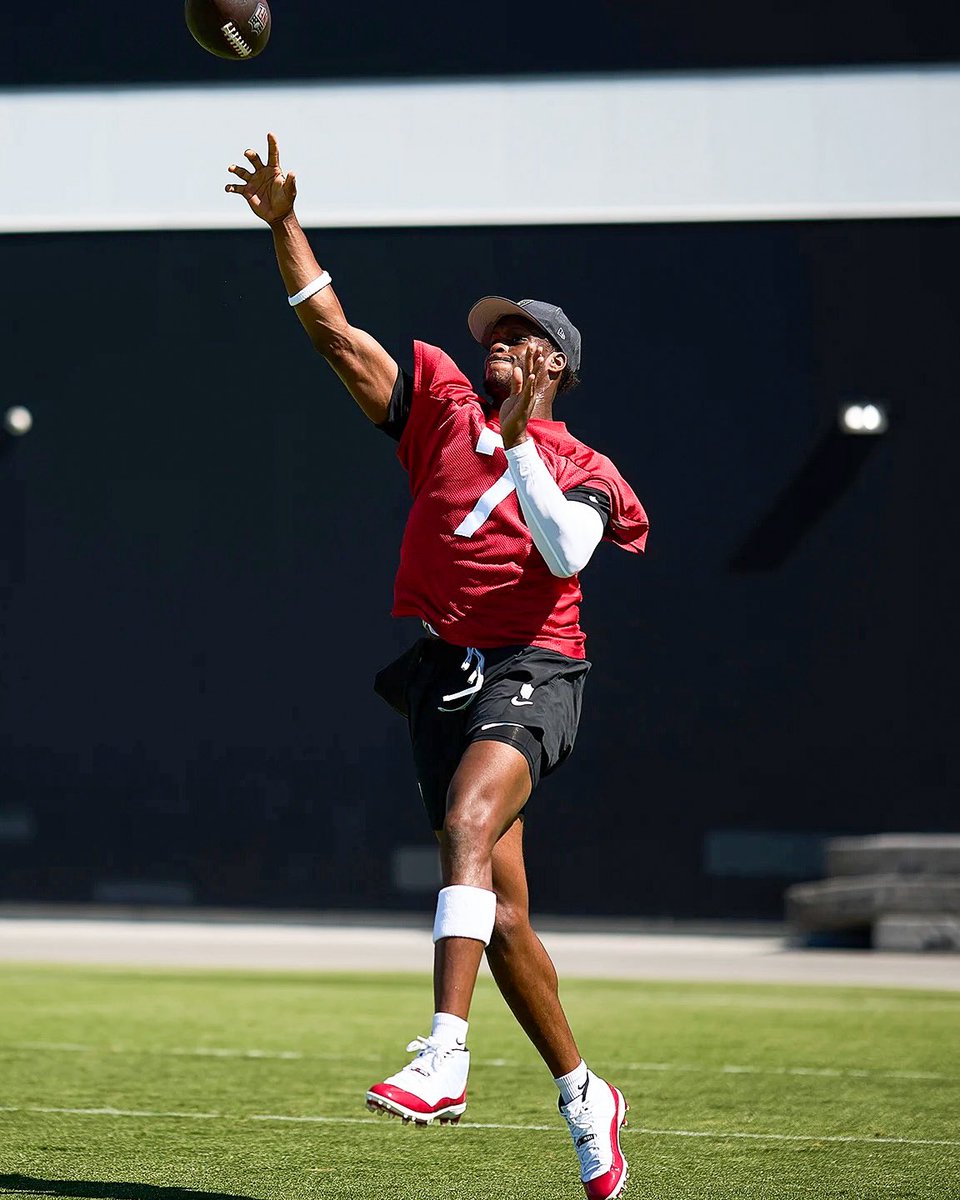 blitzfits's tweet image. Geno pulled out the Jordan 11 cleats to match the practice jersey. 💧