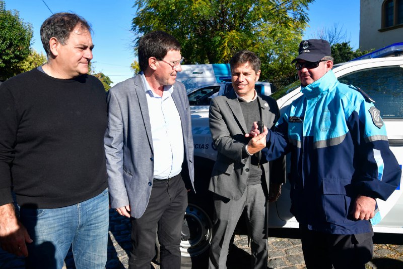 Kicillofok's tweet image. En #CoronelDorrego entregamos la ambulancia número 360 de nuestra gestión y pusimos en funcionamiento nuevos patrulleros porque para eso nos eligieron, para construir igualdad y garantizar derechos en toda la provincia.