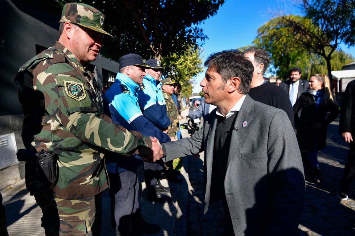 Kicillofok's tweet image. En #CoronelDorrego entregamos la ambulancia número 360 de nuestra gestión y pusimos en funcionamiento nuevos patrulleros porque para eso nos eligieron, para construir igualdad y garantizar derechos en toda la provincia.