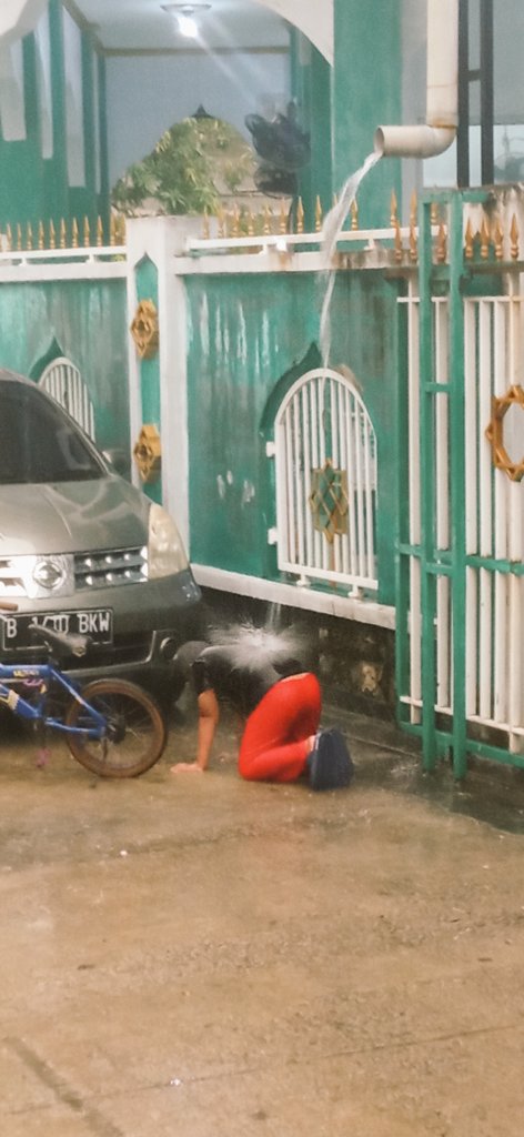 "Jika memang hujan itu masalah buatmu, mestinya kau menghadapinya langsung, bukan malah menghindarinya dengan memakai payung. Kau tidak menikmati hidup jika terus lari dari masalah."