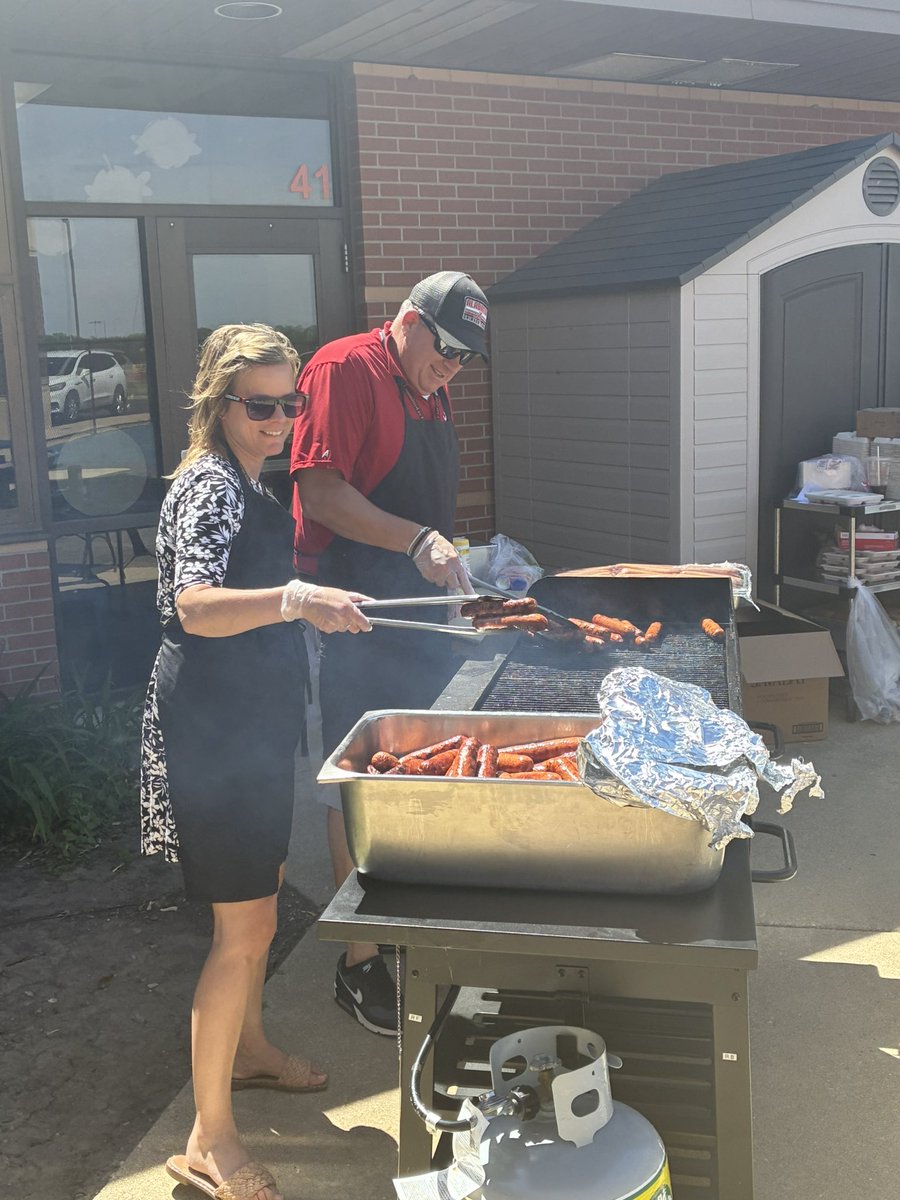 ByronLadyTigers's tweet photo. Mr Stewart and Mrs Hogan grilling up all the elem kids favorite lunch Hot Dog Day! https://t.co/EvHXniqX56
