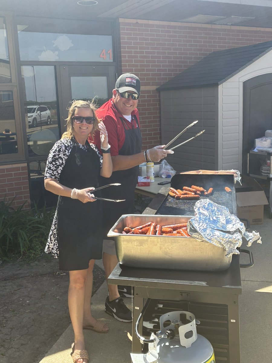 ByronLadyTigers's tweet photo. Mr Stewart and Mrs Hogan grilling up all the elem kids favorite lunch Hot Dog Day! https://t.co/EvHXniqX56