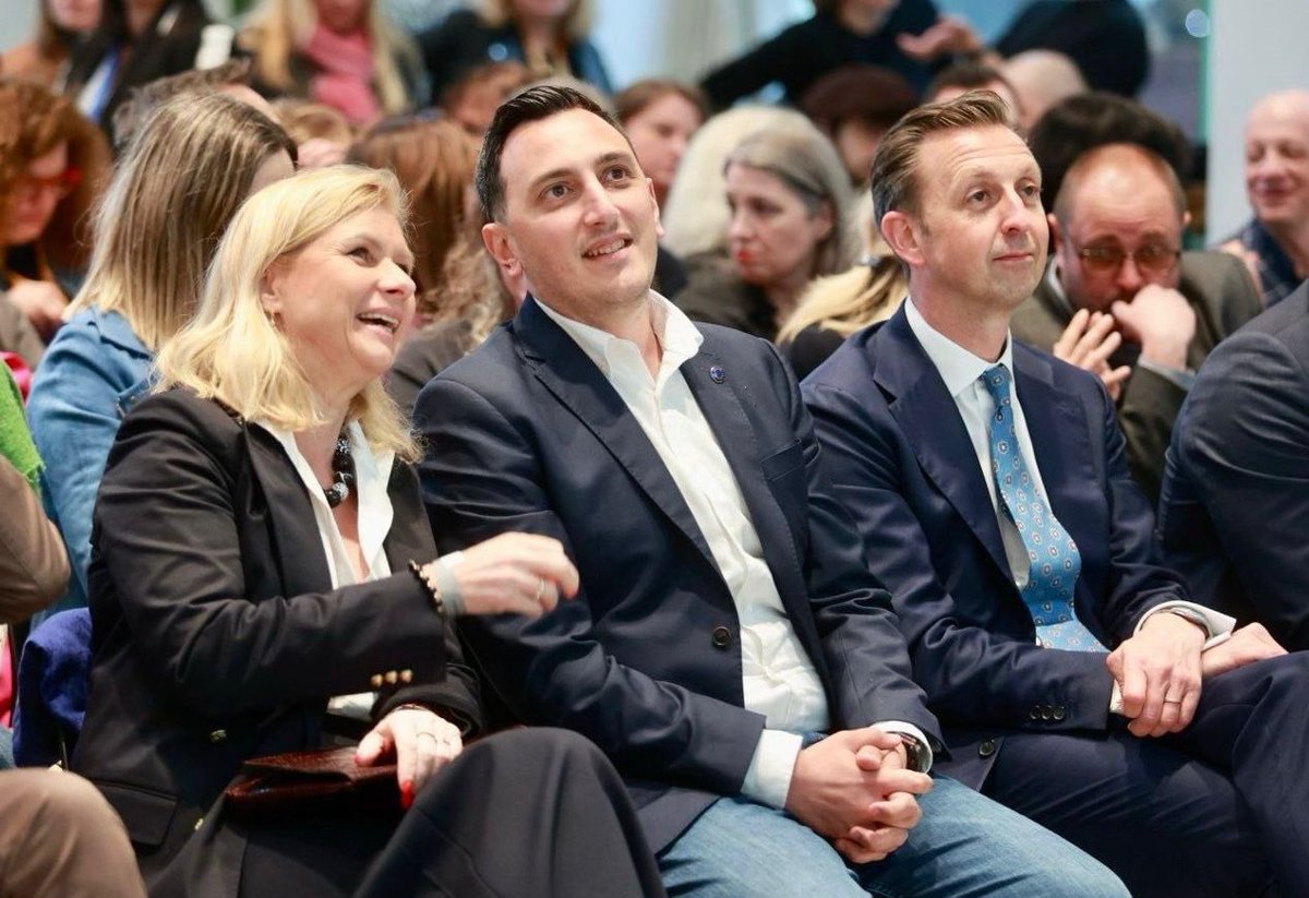 📚 I met Sonia Draga (FEP) and Fabian Paagman (EIBF) — two tireless advocates for Europe’s book sector.
Books are the foundation of our democracies. 

€5 million invested by Creative Europe to support European literature is a step in the right direction. Let’s keep celebrating