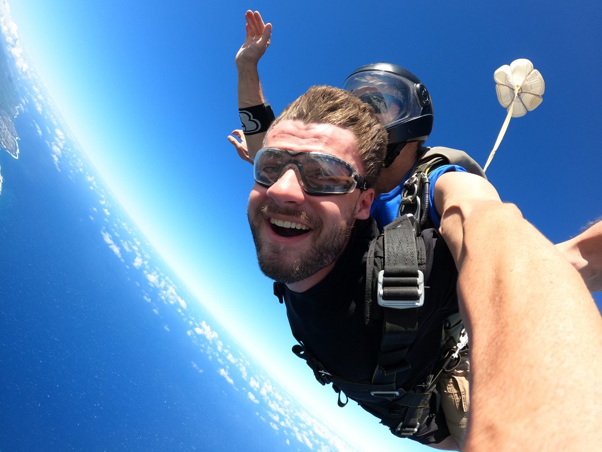 FLY974pointcom's tweet photo. La photo du jour #parachutisme #skydive #gotoreunion #gopro #goprochallenge #goprophotography #ralsa_fishing_gear #ileintense #UPT #VECTOR #USPA https://t.co/ZcVuM4ihBK