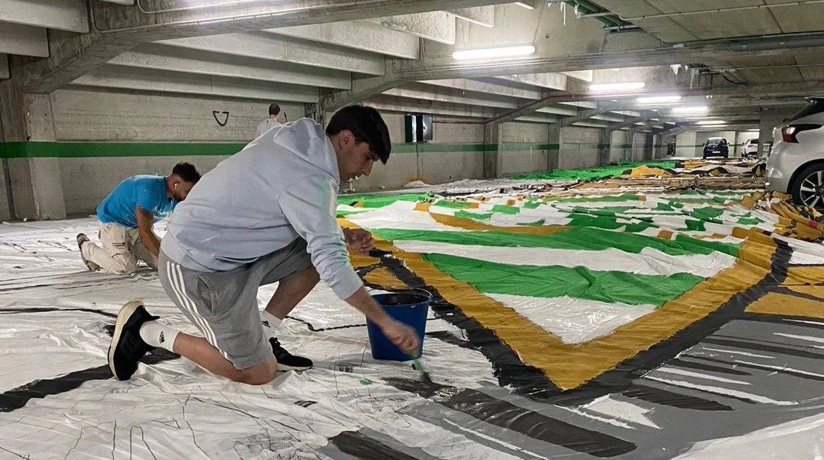 Los hemos tenido hasta pintando el tifo de un partido como un loco de la grada más, va a venir esta loca a decir gilipolleces porque Casado pegue 4 gritos en una plaza