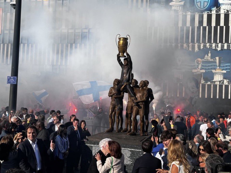 MassiliaZone's tweet photo. 🚨Première image de la statue de Bernard Tapie, inaugurée devant le Velodrome.

[@BFMMarseille] https://t.co/ivTAbb7dy0