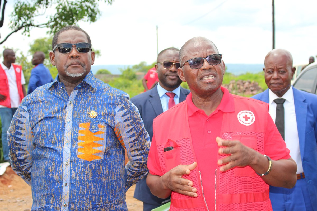 FrankyNgbaba's tweet photo. Après la pose de la 1ère pierre du centre de santé de Gaga, place au lancement des activités de l'engagement communautaire dans le district sanitaire de Bossembele. Les autorités locales et gouvernementales étaient tous présents. #EngagementCommunautaire #RSS2 #Santé https://t.co/JSb5J2HHA6