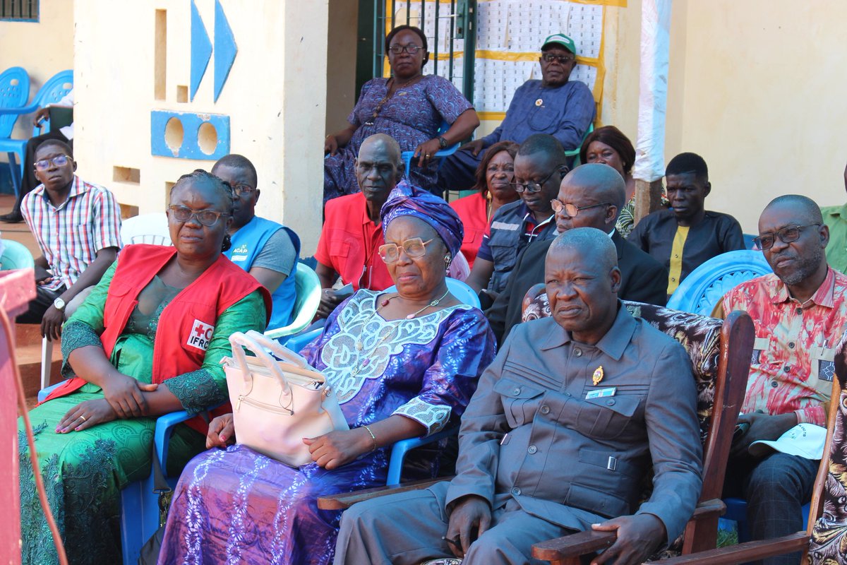 FrankyNgbaba's tweet photo. Après la pose de la 1ère pierre du centre de santé de Gaga, place au lancement des activités de l'engagement communautaire dans le district sanitaire de Bossembele. Les autorités locales et gouvernementales étaient tous présents. #EngagementCommunautaire #RSS2 #Santé https://t.co/JSb5J2HHA6