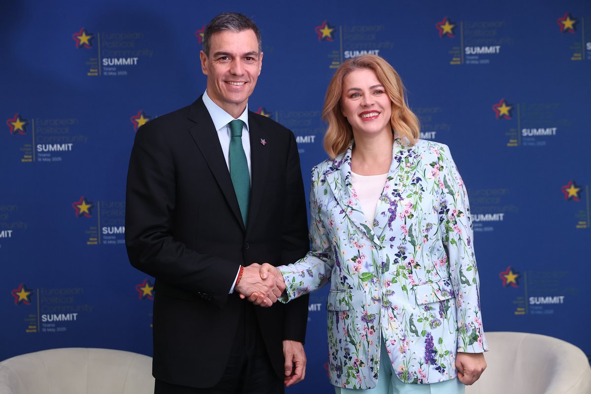El presidente <a href="/sanchezcastejon/">Pedro Sánchez</a> se ha reunido con la primera ministra de Letonia, <a href="/EvikaSilina/">Evika Siliņa 🇱🇻🇺🇦</a>.

Han constatado las buenas relaciones entre ambos países, en especial, en materia educativa en lo relativo a la enseñanza del español.
