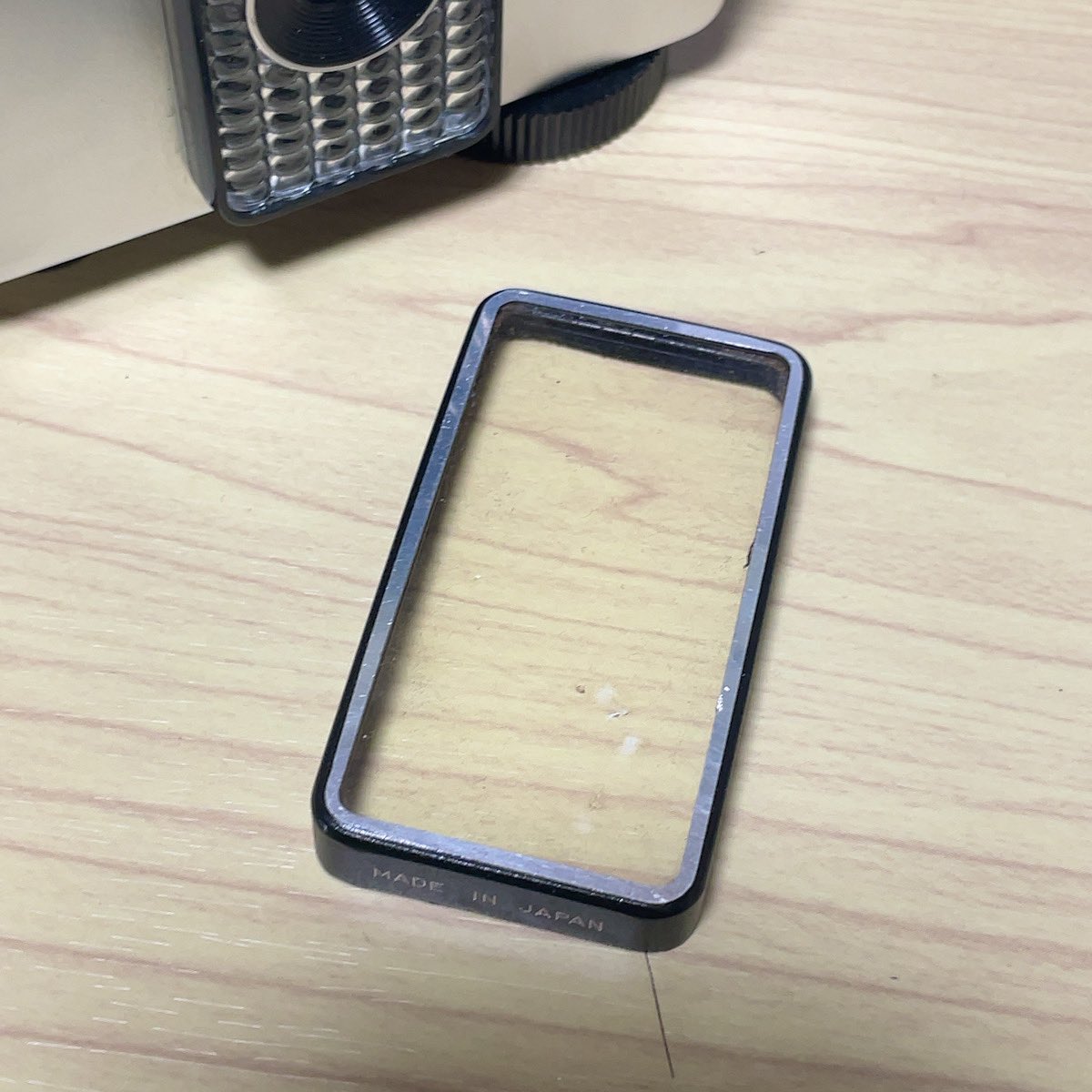 sovtron's tweet photo. もひとつMNG…しつこくRICOH AUTOHALFだよ！なんか妙にメッキのキラキラした個体だ��。シャイニークロームって感じだ。初代用の純正フィルターってどんなもんかなと思って…金属枠に別珍貼りで前面枠磨き出しのなかなかしっかりした作りやな。いい感じだけど私フィルターあまり使わないよ！ https://t.co/Dhbsf8mMqf