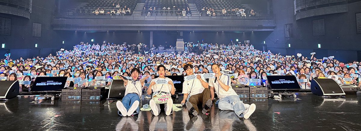 mintchoco1129's tweet photo. 250516
大阪　夜公演にて

ミニョクさんが
ミントチョコの
スローガンタオルと一緒に記念撮影してくださいました🥹💕
ありがとうございます🙇‍♀️

@btob2mh https://t.co/3VTEG7OGQ0