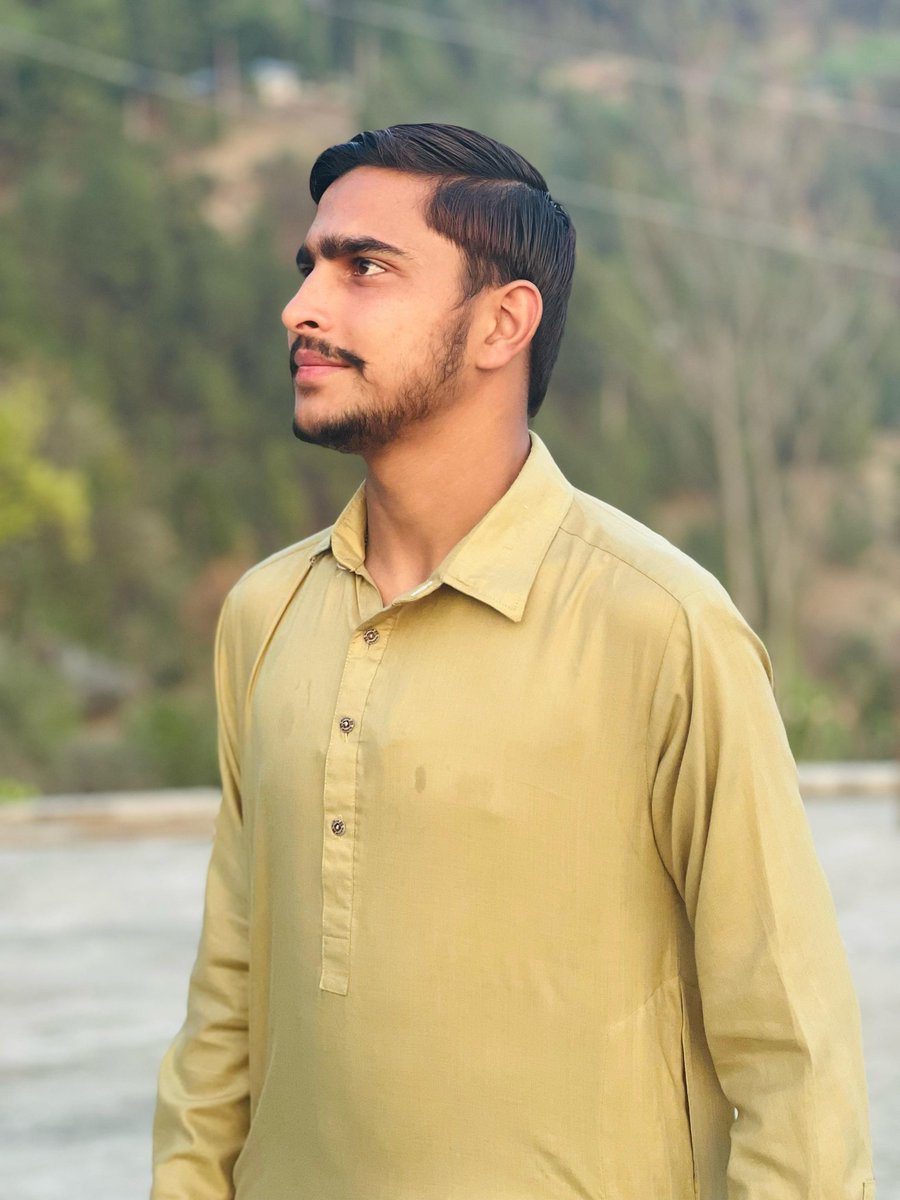 تو ہی بتا میں کیسے چھوڑ دوں تجھ سے محبت کرنا 
تو میرے نصیب میں نہ سہی لیکن تو میرے دل میں تو ہے