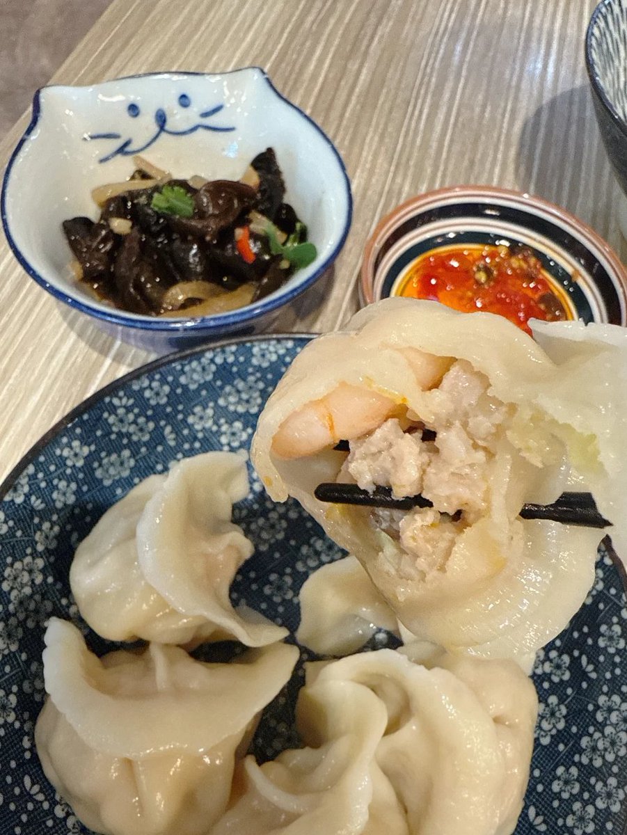 mjqqjss's tweet image. 今日は手作りの海老餃子をいただきました。猫ちゃんのお皿に入った木耳サラダとピリ辛のタレで、本当に最高でした！🤤