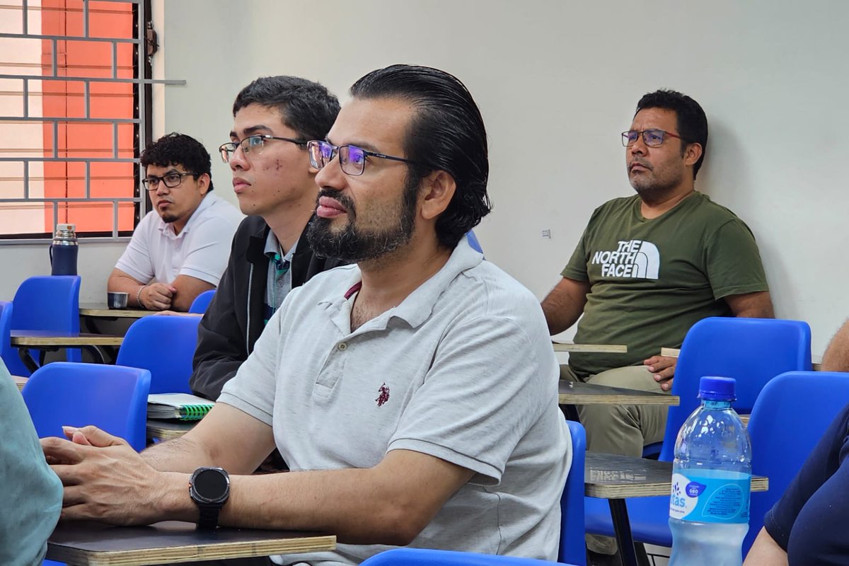 La Escuela de Matemática realizó un seminario sobre Álgebra y Análisis, con la ponencia del Dr. Dimas Tejada sobre campos vectoriales Morse-Smale y líneas de curvatura.
facebook.com/share/p/1Ahj7g…