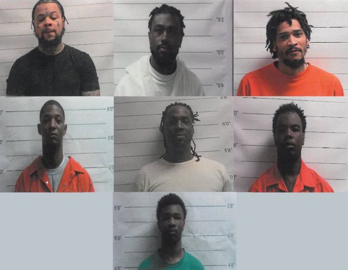 In2ThinAir's tweet image. 🚨#BREAKING: WHAT do you notice about these inmates who JUST escaped form a Louisiana jail!?
11 inmates, charged with crimes from drug possession to murder, have fled a New Orleans prison, reportedly by digging a tunnel, sparking a massive manhunt.
Law enforcement is on high…