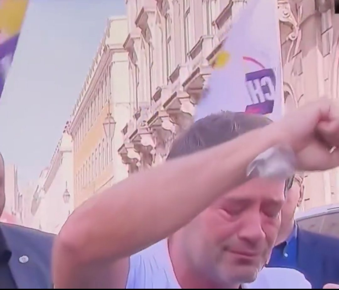 Não há palavras para isto. Andam há anos a ser carcomidos por este artista e já não dá para voltar atrás, não é? Não pode ser um encantador de burros porque sabem bem o que isso faria deles. Siga, é tudo verdade, tem de ser, ele é o Messias, o mártir da azia. Merecem tudo.