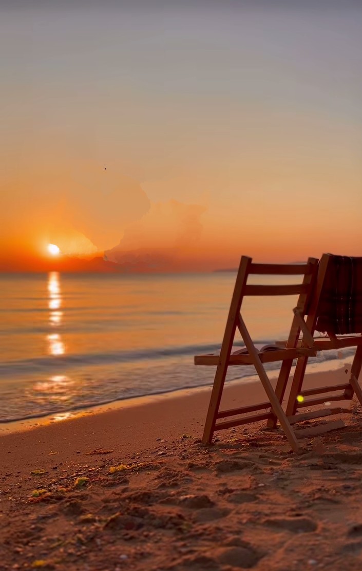 Sen 
Ben
İki sandalye 
Deniz kokusu 
Gün batımı...