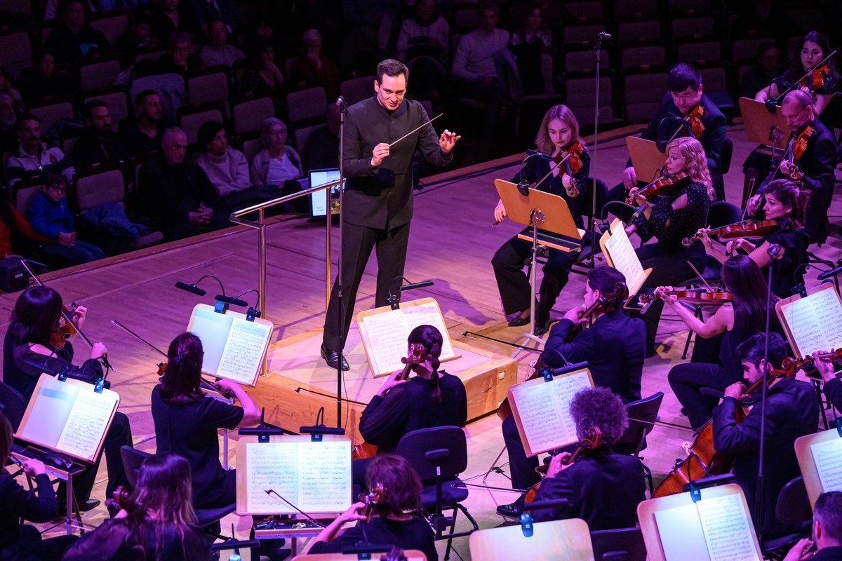 ocnesp's tweet photo. Mañana a las 11h en @radioclasica emitirán el último concierto de nuestro Ciclo Descubre, en el que @ivanlopezr_dir debutaba al frente de la Orquesta y Coro Nacionales de España para dirigir el estreno de 'Naturaleza muerta' de @ilestelche y la 'Sinfonía núm. 4' de R. Schumann. https://t.co/arp125YmwD