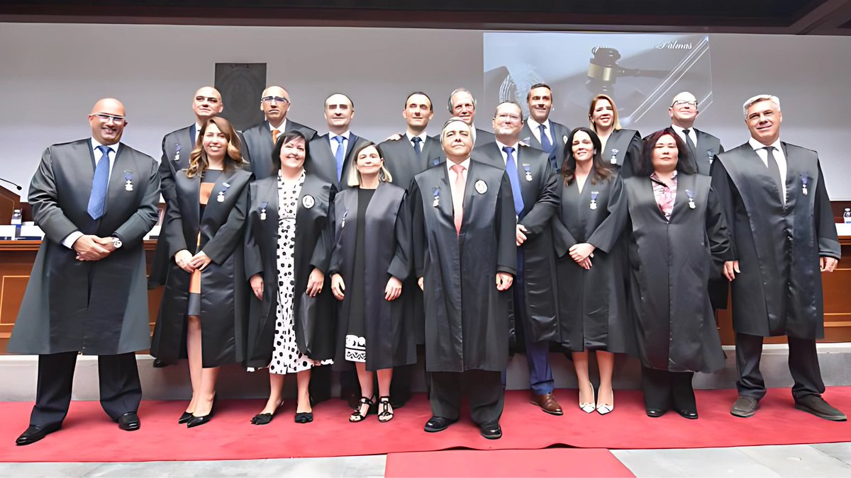 El Ilustre Colegio de Abogados de Las Palmas la Jura o Promesa de Nuevos Letrados y Letradas y entrega de medallas a los 25 y 50 años de profesión. Al acto ha asistido el Presidente de <a href="/AbogaciaCanaria/">Consejo Canario de Colegios de Abogados</a> <a href="/juanantonioica/">Juan Antonio Rodríguez Rodríguez</a> ⛲️ #ICALP 🔗 n9.cl/i5bku ⚖️ 🏛️