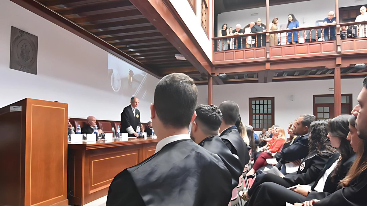 AbogaciaCanaria's tweet photo. El Ilustre Colegio de Abogados de Las Palmas la Jura o Promesa de Nuevos Letrados y Letradas y entrega de medallas a los 25 y 50 años de profesión. Al acto ha asistido el Presidente de @AbogaciaCanaria @juanantonioica ⛲️ #ICALP 🔗 https://t.co/KpqZixkL0K ⚖️ 🏛️ https://t.co/lcZcIF4cbU