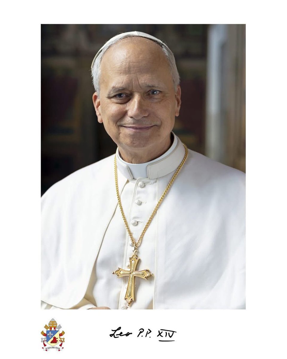 A través de su cuenta oficial en redes sociales, el Vaticano publicó la foto oficial del Papa León XIV, portando la tradicional cruz de oro que Francisco rechazó durante su papado

#PapaLeonXIV #Vaticano #Foto #RedesSociales