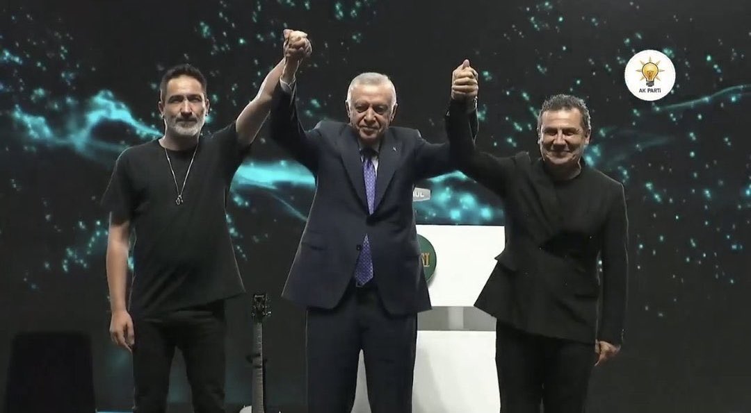 Haber's tweet photo. Sagopa Kajmer ve Ferhat Göçer, AKP'nin İstanbul'daki gençlik festivalinde görüntülendi. https://t.co/doE0gtvdsA