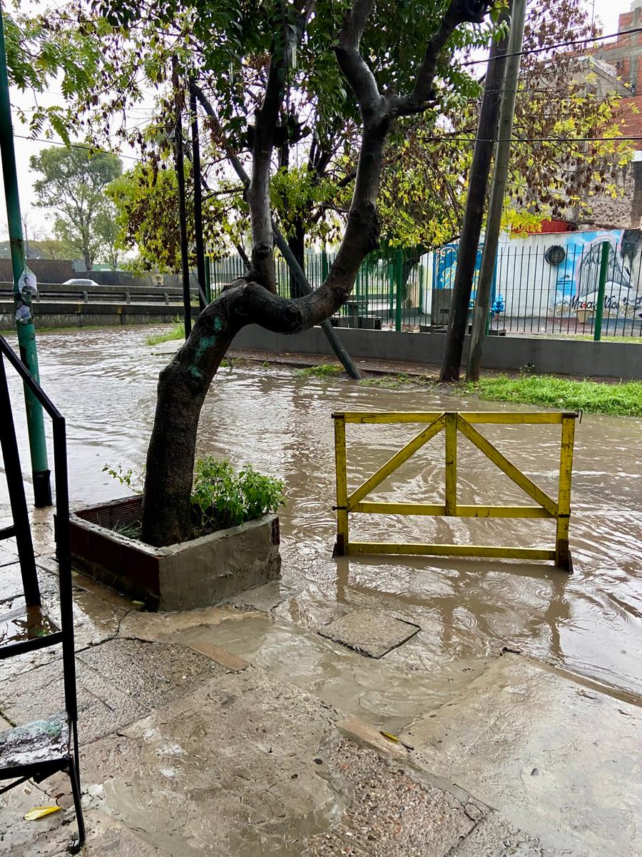 EKoutsovitis's tweet photo. LA MENTIRA DEL NO SE INUNDA MÁS! Lo dijimos una y otra vez, Buenos Aires se inunda, se inunda porque diseñaron obras obsoletas con diseños que atrasan un siglo, con datos de lluvias de la década del 90 y porque hace casi 20 años que el PRO y sus socios vienen destruyendo y privatizando el espacio verde público, cementando la costanera y la ciudad con torres suntuosas que nadie habita y mutilando el arbolado. Ahí van imágenes de General Rivas y Ricardo Gutierrez, del Barrio 20 en la Comuna 8 y de Martinez Castro y Castañares. Realidad vs Slogan!