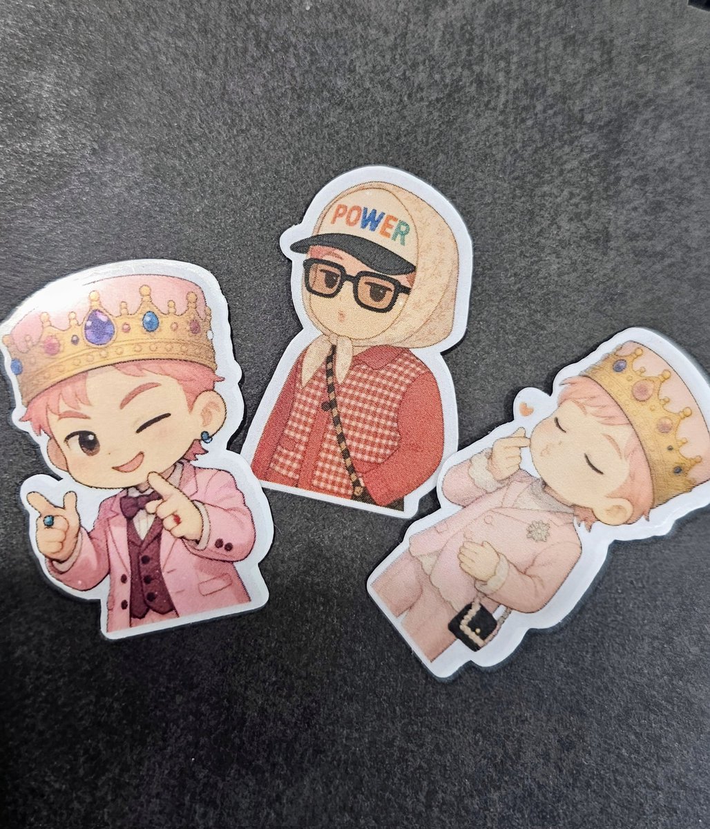 leesomersault's tweet photo. This unnie will be giving away 100 sets of vinyl stickers. Great for your laptop and tumbler. 

👑  3 stickers per set
👑 1:1
👑 will distribute randomly
👑 like &amp; rt 

_⭐️Thankful to my sis for her help⭐️_

#GDRAGON_ÜBERMENSCH
#GDRAGON
#KWONJIYONG
#UbermenschInBulacan https://t.co/WWyPClXXAt