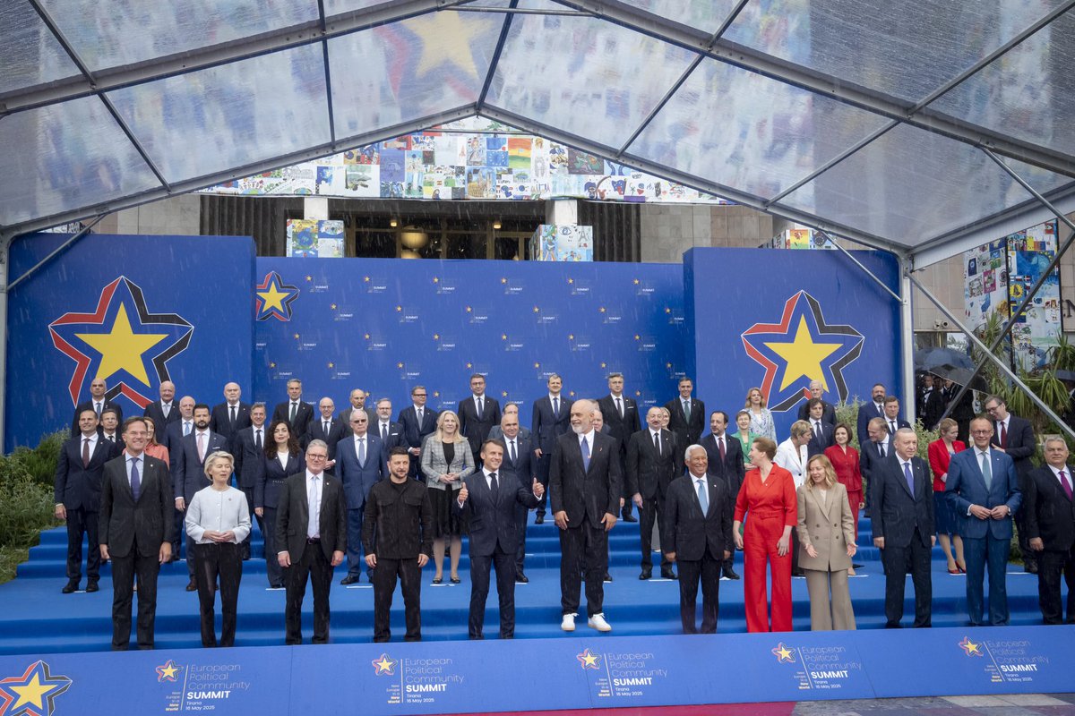 La Communauté politique européenne.
627 millions de citoyens représentés.