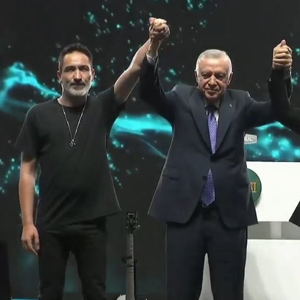 populicc's tweet photo. Sagopa Kajmer, AK Parti Gençlik Festivali'nde Cumhurbaşkanı Erdoğan ile sahneye çıktı. https://t.co/1CVeGTOCgV