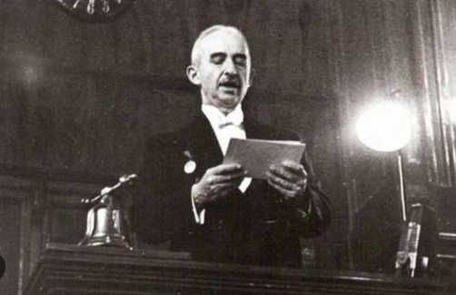 Bandral11's tweet photo. Lozan'da ilk gün.....
İsmet İnönü, kendisine söz verilmeyince kızarak kürsüye çıkar, alır sazı eline ve başlar döktürmeye hem de Türkçe.
''Mahvettiniz ülkemi, yenilip kaçarken bile yok ettiniz imarlı yerlerimizi, Yaktınız yıktınız.
Nasıl utanmıyorsunuz yaptıklarınızdan da buraya gelmiş bir de harp tazminatı konuşuyor kapitülasyonlardan bahsediyorsunuz?
Biz sizlerden Fransız ihtilali ile öğrenmedik mi hürriyet adalet müsavat kardeşlik kavramlarını, millet olmayı?
Nasıl bakıyorsunuz suratıma sanki kaybetmemiş gibi.
Kaybettiniz, siz kaybettiniz.!
Ermeni, Yunan, İngiliz, Fransız, İtalyan, başta da Rus..
Ama hepiniz kaybettiniz.
Karşınızda kaybeden hep kaybeden ezik tembel inançsız, teslim olmuş Osmanlı diplomatı yok.
Ben varım ben, Türk!
Ben "Muzaffer Türk" buradayım.
Sizi Çanakkale'de yendim.
İstiklal savaşında yendim.
Mudanya'da yendim.
Şimdi burada da yeneceğim.''
Kimse ses çıkartamaz.
İnönü sessizliğin içerisinde muzaffer bir şekilde yürür yerine oturur.