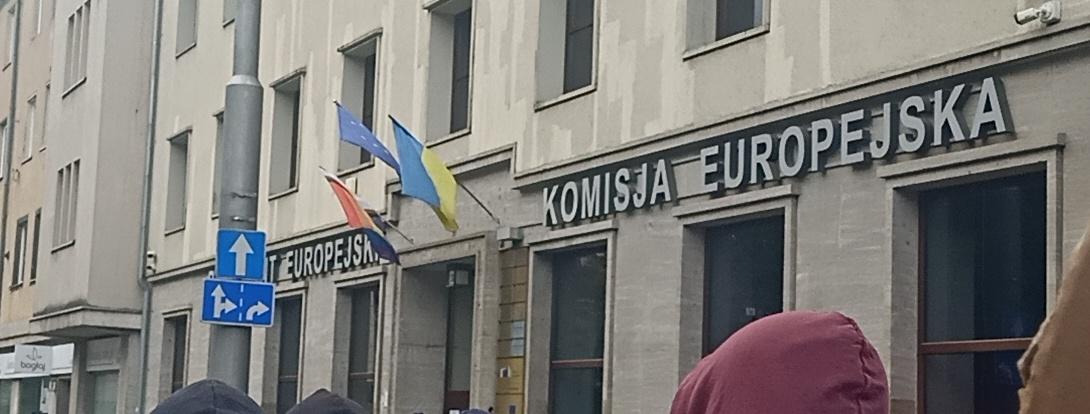IwinskiWalczak's tweet photo. Patrzcie ich, budynek Parlamentu Europejskiego we Wrocławiu. Polska flaga? Brak. Ukraińska i dewiancka? Bez nich się nie obędzie. Kolejny jasny dowód na to, że władze unijne są antypolskie. https://t.co/Yz5h0U3S3O