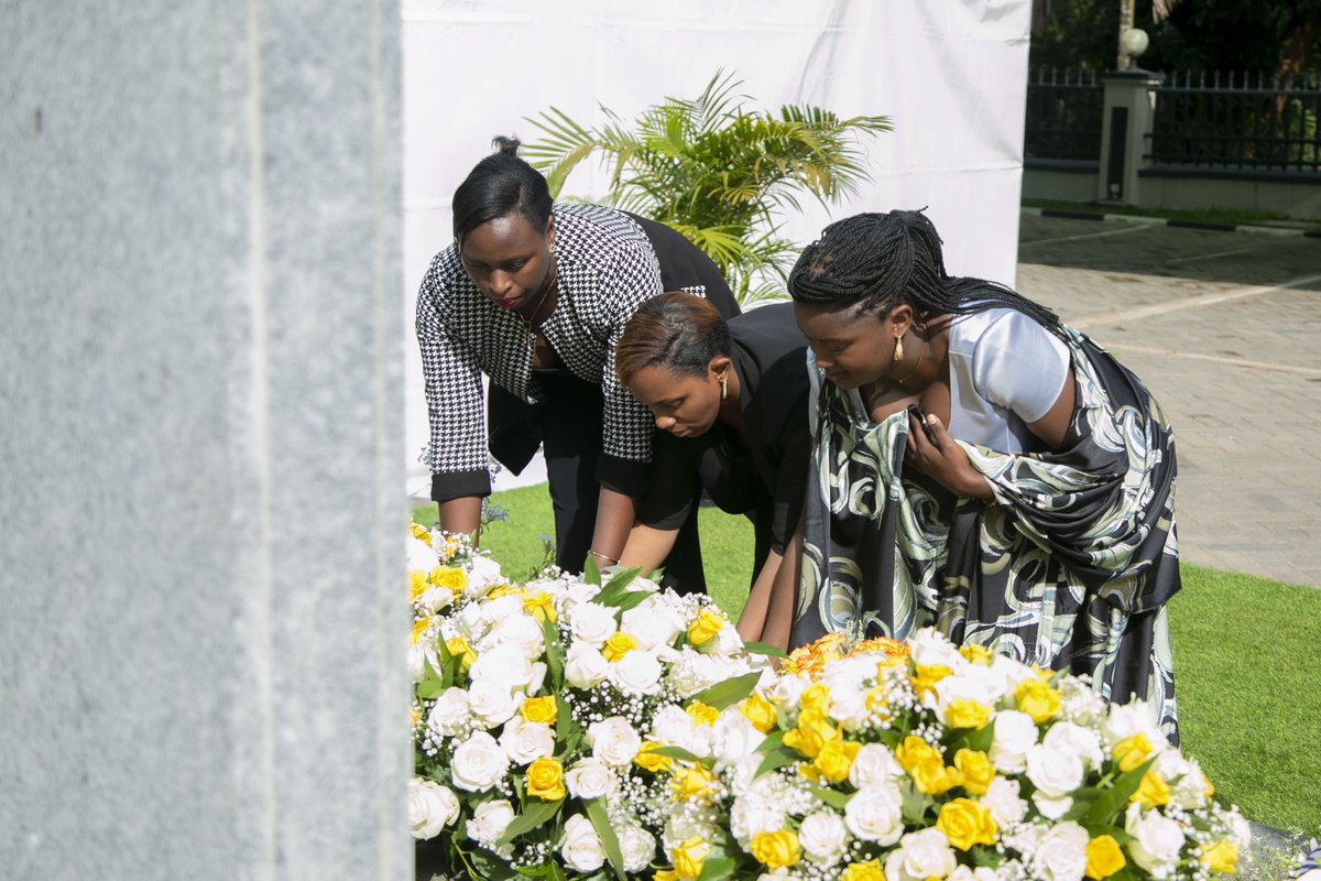 Uyu munsi twifatanyije n’imiryango y’abahoze ari abakozi n'abakiliya ba Banki y'Amajyambere na Banki y'Imiturire mu Rwanda bazize Jenoside yakorewe Abatutsi mu 1994 kubunamira no kwibuka igihango badusigiye.

Ibiganiro byatanzwe byibanze ku mpamvu urubyiruko rukwiye kubaka u