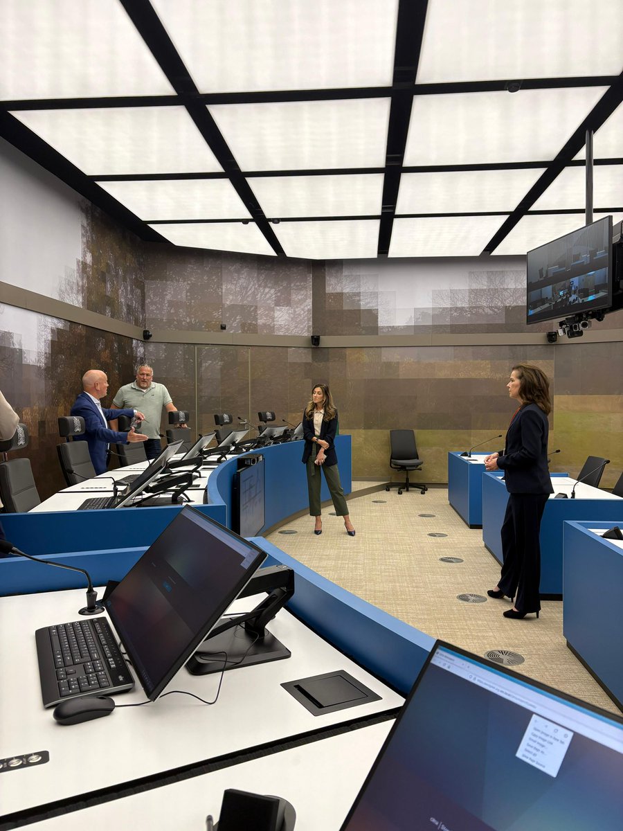 Vandaag naar de nieuwe zittingszaal bij de EBI in Vught. Goed dat deze nu klaar is. Het helpt om zware criminelen veilig, snel en zonder vervoersbewegingen voor een rechter te krijgen. Minder risico op ontsnapping of geweld. Zo houden we onze samenleving een stuk veiliger.