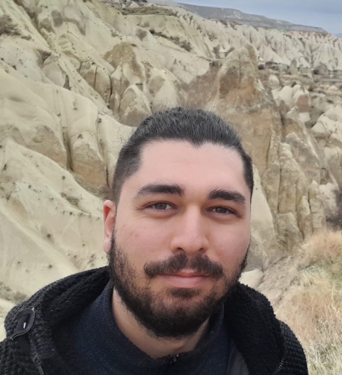 Fotoğrafta gördüğünüz kişi abim Motokurye Samet Özgül.

Trafikte uyardığı 3 kişi tarafından boğazından bıçaklanarak katledildi!

🔴 20 suç kaydı olan 2 kişi serbest bırakıldı!
🔴19 yaşındaki katilin “pişmanım” sözüyle müebbeti 25 yıla indirildi!
🔴 Yargıtay bu adaletsiz kararı