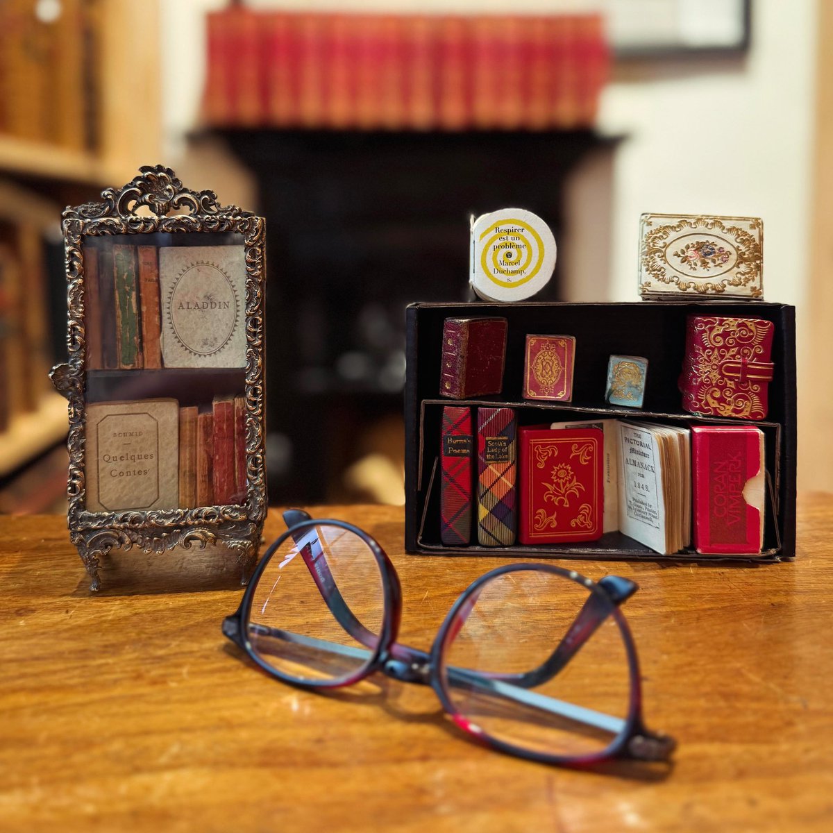 HenryPordesBook's tweet photo. Our cabinet of curiosities is now host to a cornucopia of gioielli in miniatura.
I simply adore the edition of The Koran, in red leather and gilt decoration, accompanied by a magnifying glass!!! #miniature #smallbooks #pocketedition #koran #quran #arabic #henrypordesbooks https://t.co/2BYVr4zsWP