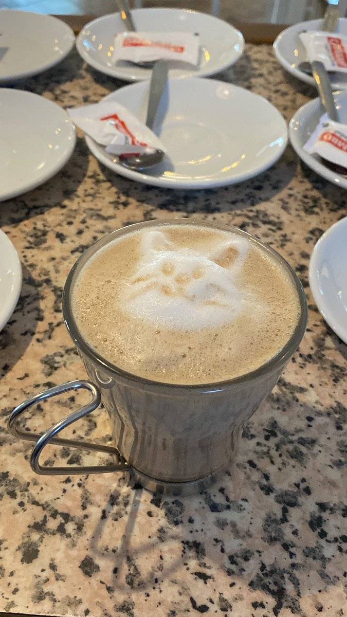 alebruyer's tweet photo. Hace un mes abrí mi propio bar, y creo que le estoy cogiendo el gusto a preparar bebidas :)) ☕️🍵 https://t.co/avssrAXW1V
