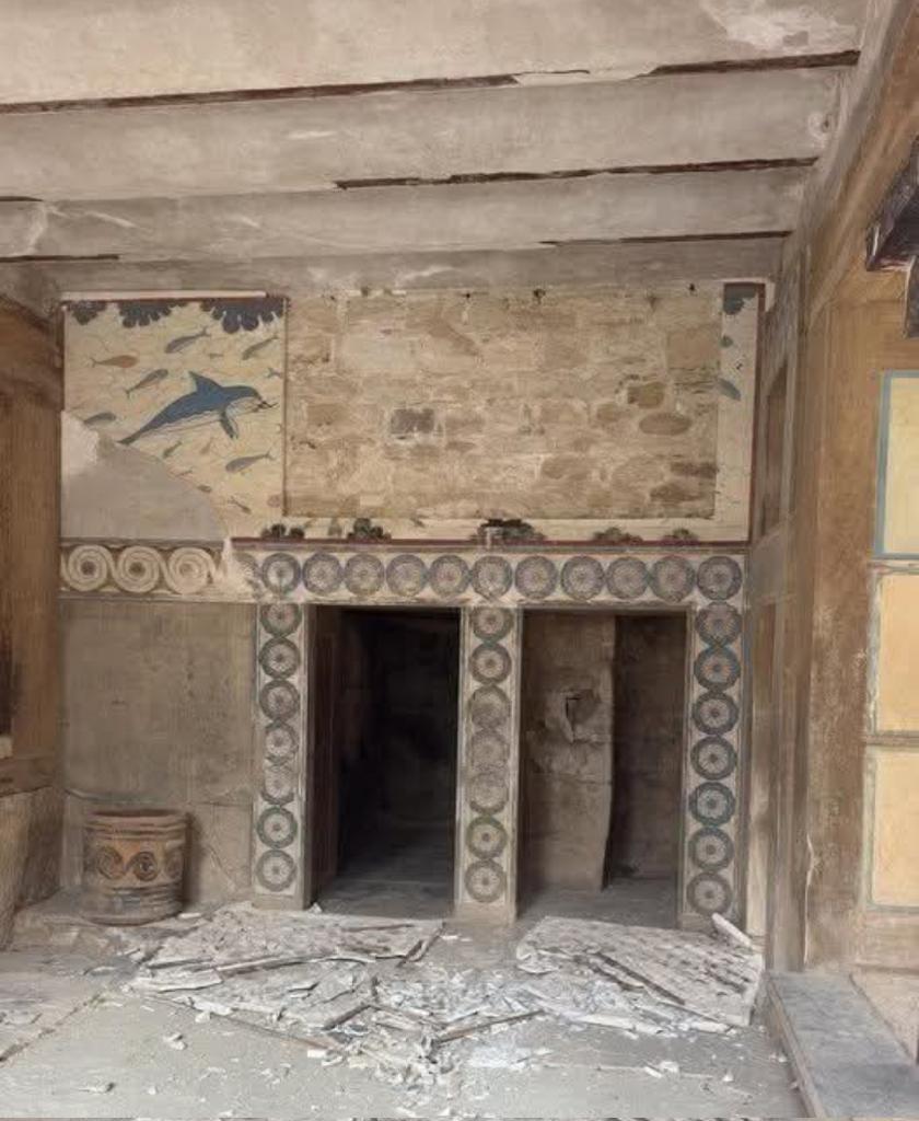 ManAndroulakis's tweet image. Λίγες ώρες μετά το παπουτσοσόου της #Adidas στην #Ακρόπολη κατέρρευσε η αίθουσα των Δελφινιών στο ανάκτορο της Κνωσού.
Η τοιχογραφία έγινε θρυψαλα ενώ στην οροφή φάνηκαν τα οξειδωμένα σίδερα που έβαλε ο Έβανς.
Στο Ανάκτορο που έδωσαν σε ιδιώτη ενώ για την συντήρηση δεν έδωσαν 1€