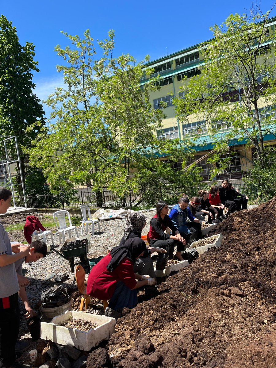 SumerOkul53's tweet photo. Sümer İlk/Ortaokulunda 4.sü düzenlenen "Geleneksel Çay Fidesi Kermesi” yoğun bir katılımla yapıldı. Kaymakamımız, İlçe Milli Eğitim Müdürümüz, Şube Müdürlerimiz, ilçeden öğretmen ve öğrenciler ile birlikte okulumuzun kıymetli öğretmenleri, öğrencileri ve velileri katılım sağladı. https://t.co/W12CYr8GZG