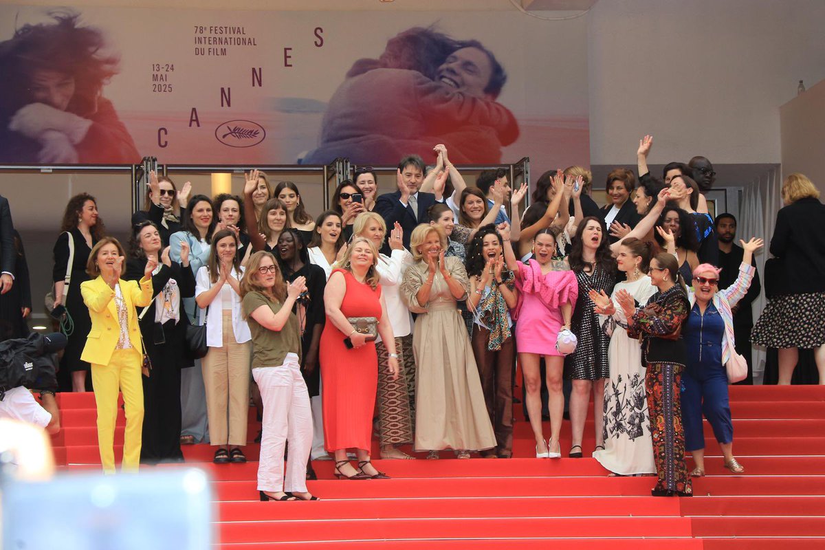 PFDM #FemmesMedias (@pfdmedias) on Twitter photo À l’initiative de @PFDM_officiel, 18 assos engagées pour la #parité & la #diversité ont monté les marches du #FestivalDeCannes avec <a href="/auroreberge/">Aurore Bergé</a> & <a href="/erwanbalanant/">Erwan Balanant</a>, pour La Petite Dernière d’Hafsia Herzi.
@heleneetzi, <a href="/alineinparis/">Aline Marrache</a> @CarolineRogard, @JulieGayet
#Cannes2025 À l’initiative de @PFDM_officiel, 18 assos engagées pour la #parité & la #diversité ont monté les marches du #FestivalDeCannes avec <a href="/auroreberge/">Aurore Bergé</a> & <a href="/erwanbalanant/">Erwan Balanant</a>, pour La Petite Dernière d’Hafsia Herzi.
@heleneetzi, <a href="/alineinparis/">Aline Marrache</a> @CarolineRogard, @JulieGayet
#Cannes2025