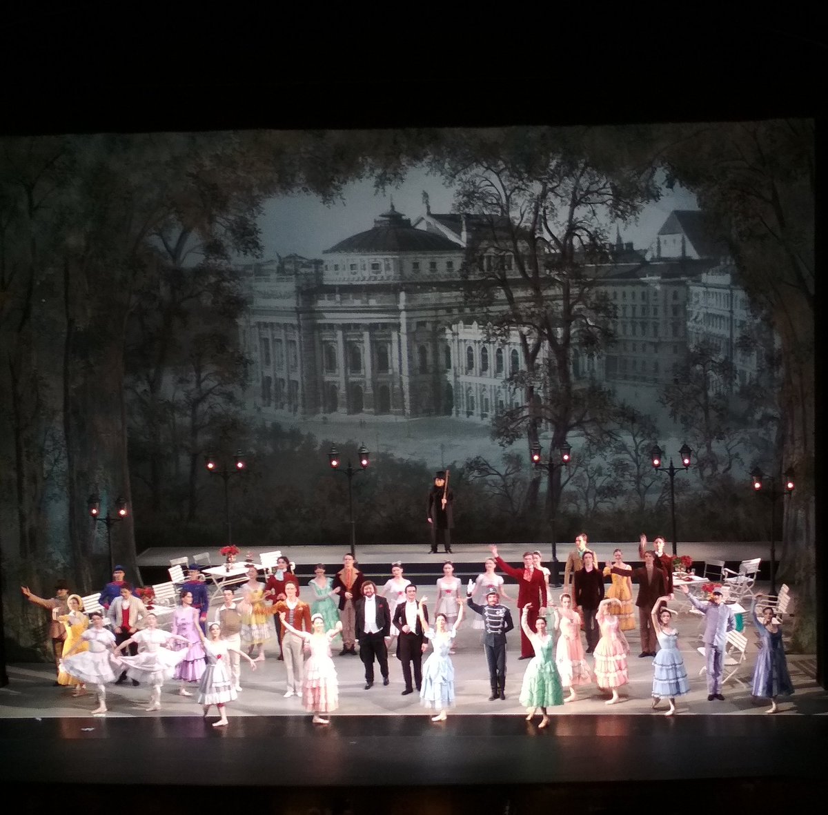 Сегодня на сцене Музыкального театра, в рамках Юбилейного вечера премьера Георги Смилевски, состоялось возобновление одноактного балета «Штраусиана» на музыку И. Штрауса в постановке Владимира Бурмейстера, под управлением Феликса Коробова.