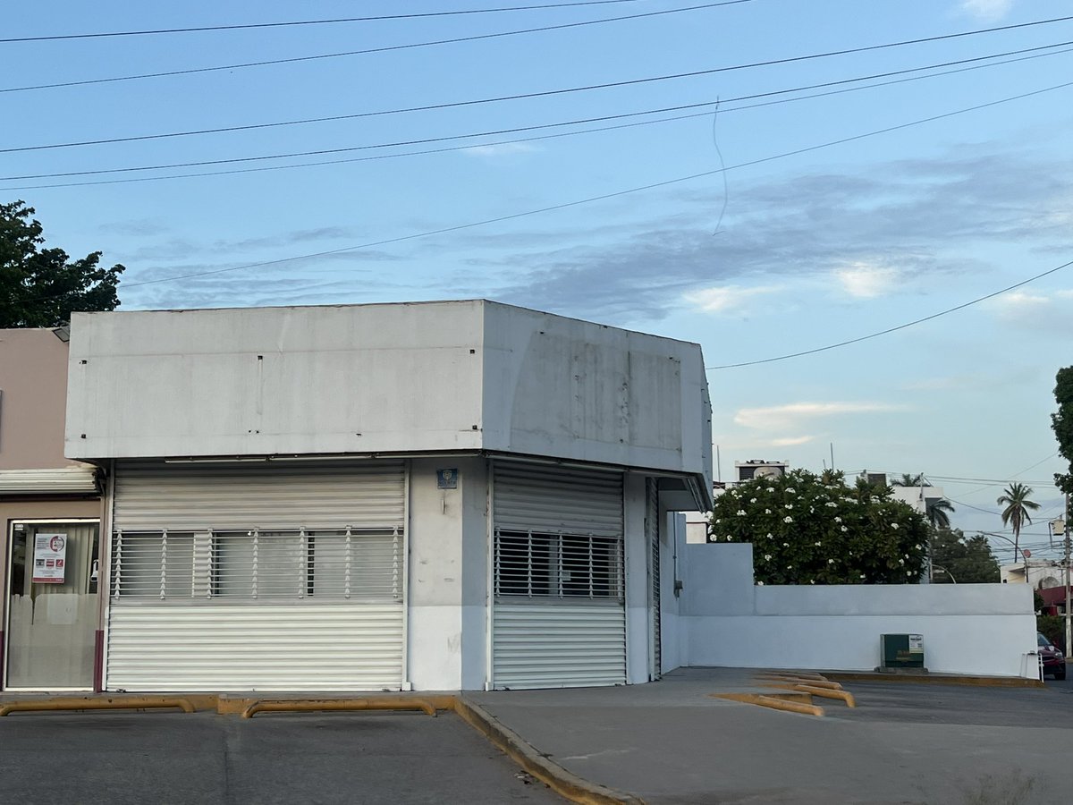 Aquiestuvocln's tweet photo. Aquí estuvo una Farmacia. #farmacon #obregon #gabrielleyva #mexico #culiacan #sinaloa #comercio https://t.co/WbYKu6TaQu