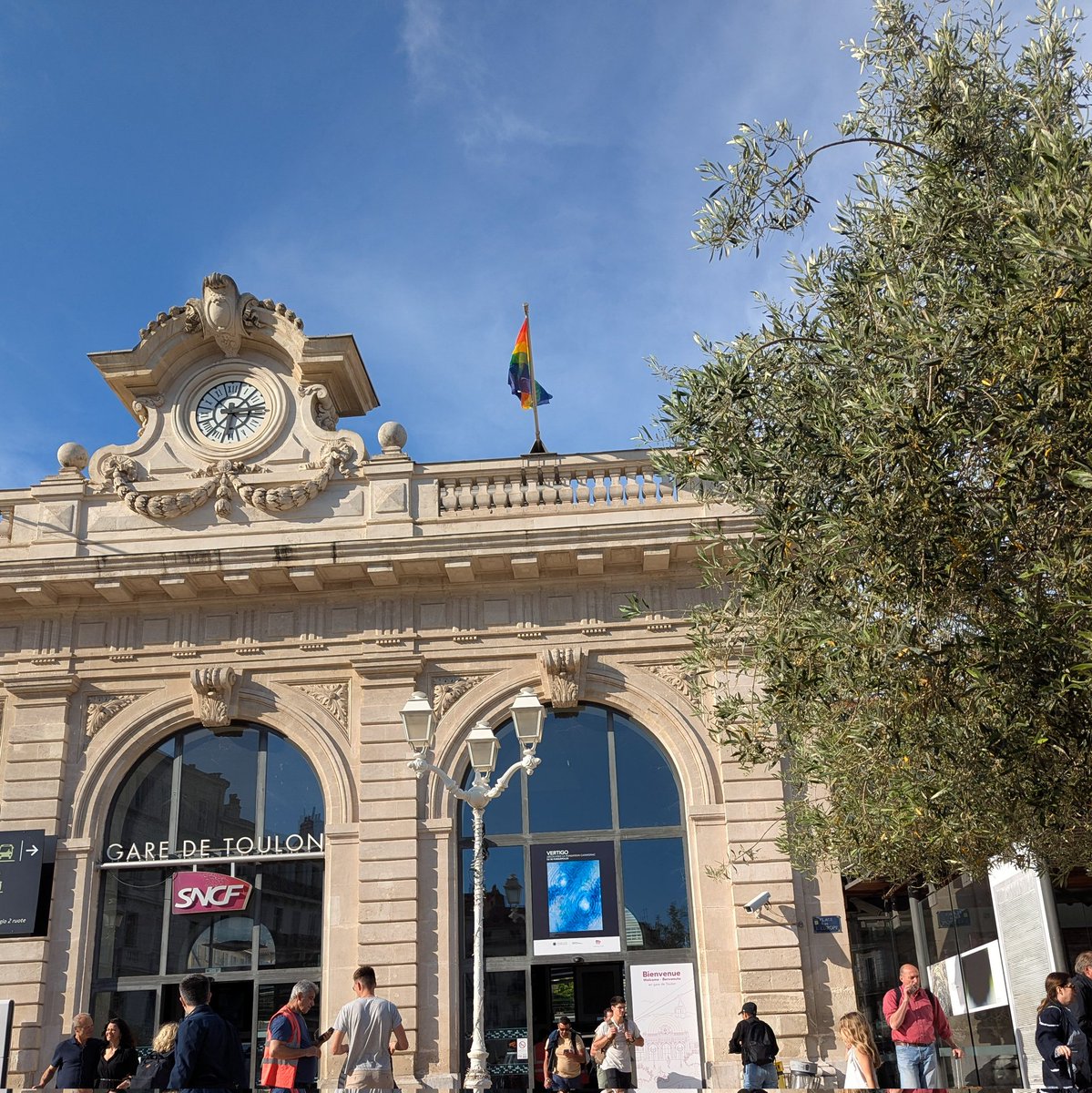 Tiens on dirait que le drapeau ukrainien 🇺🇦 n'est plus a la mode, il a été remplacé par le drapeau des "Fiertés LGBT" 🏳️‍🌈
😓😂🙃
#Ukrayna #UkraineToday #lgbt 
<a href="/VilleDeToulon/">Ville de Toulon</a>