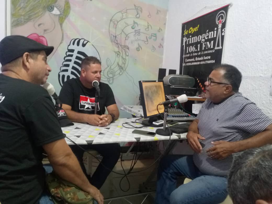 Entrevista 📻 al secretario político Sucre, Luis Sánchez 🔴, y al responsable eje Ayacucho, Jinmy Sánchez ⚫️, en Primogénita es Noticia F.M., con Lucho Rosales ✊. Reafirmaron compromiso, organización 📢 y lucha revolucionaria 🔥. ¡Palabra clara y rebelde! 🚩