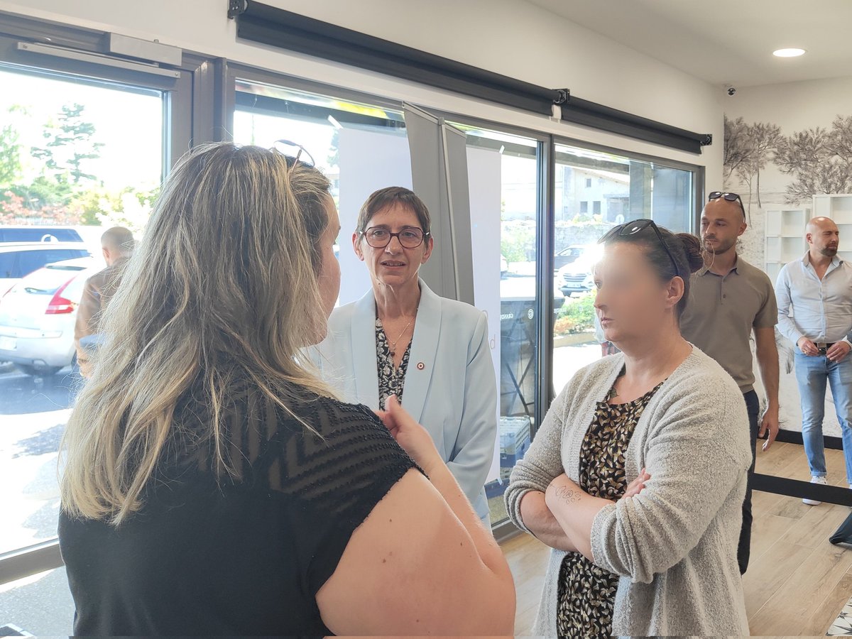 dumaschristine1's tweet photo. 🥮 Très heureuse d’avoir inauguré la boulangerie-pâtisserie Grandjean à Bourg-sur-Gironde en tant que suppléante d’@diaz_edwige.
👏 Bravo à Adeline et Rémi pour leur passion et leur travail remarquable !
#BourgSurGironde #ArtisanatFrançais #RN https://t.co/pIv1aHDIz0