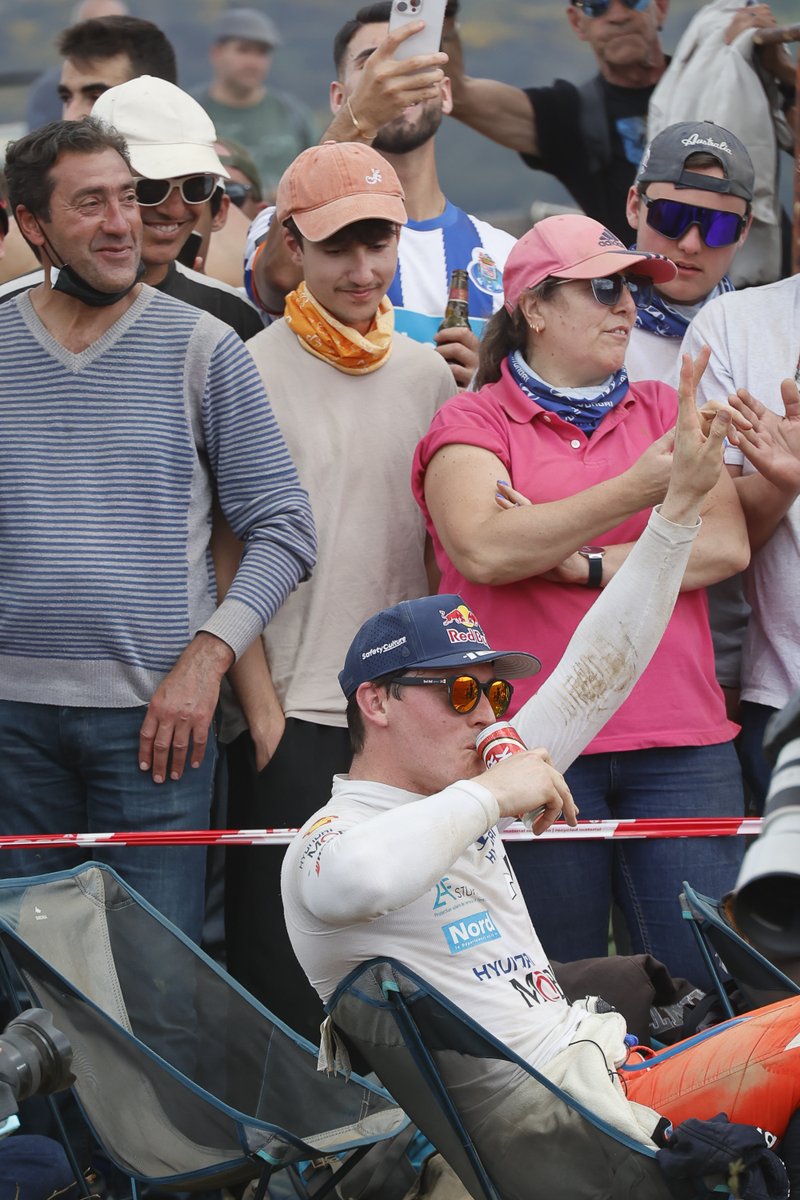 rallydeportugal's tweet photo. Avariou? Não tem problema, @adrienfourmaux ! Sinaliza a imobilização e senta-te connosco. Hoje assistes ao melhor rali do mundo à moda de Portugal 😎 

#wrc #rallyportugal #fia #acp https://t.co/yfCkw5I7tO