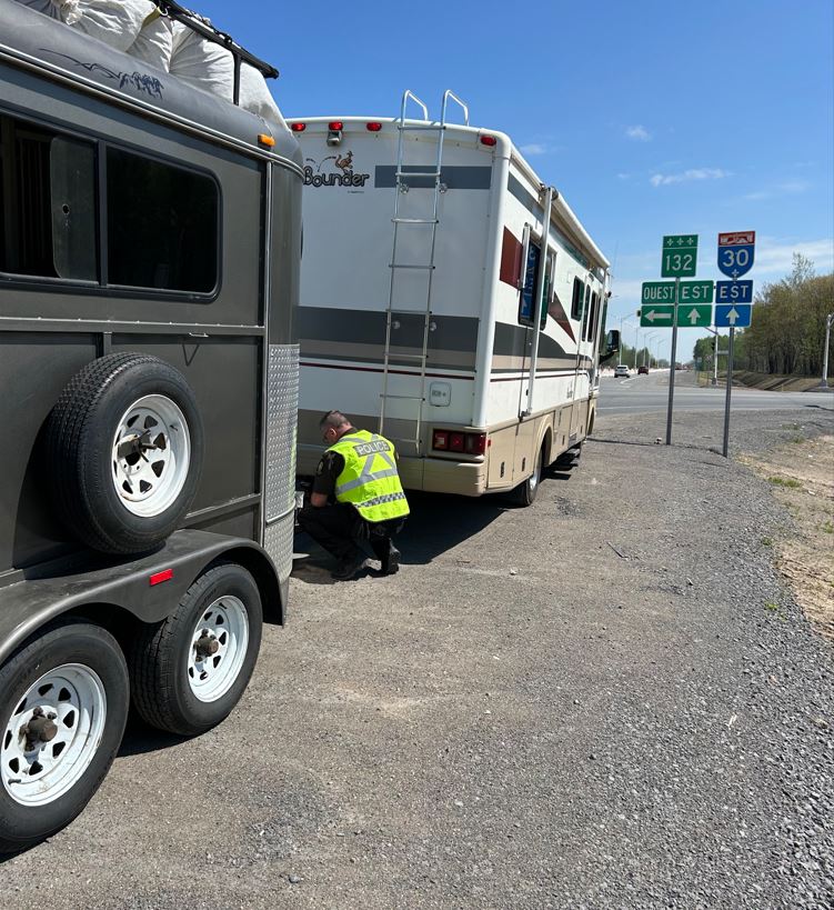 Les policiers du District Ouest profite du long congé pourporter une attention particulière aux véhicules tirant des remorques ou roulottes, ainsi qu’aux véhicules récréatifs. Ce long congé coïncide, au début de la saison de camping et à l’ouverture des chalets. Soyez prudents !